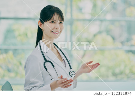 診察をする女性医師 132331974
