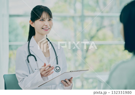 診察をする女性医師 132331980