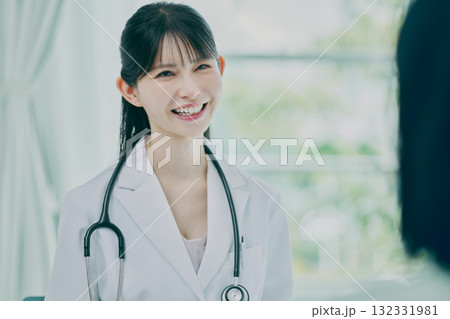 診察をする女性医師 132331981