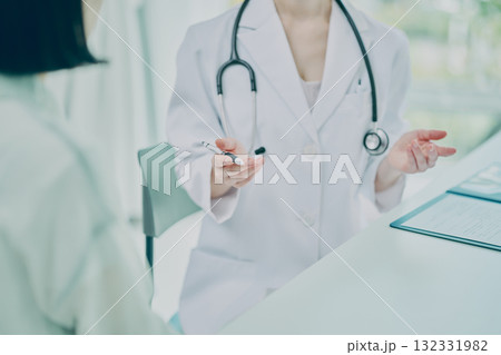 患者に説明する医師 132331982