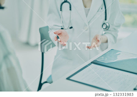 患者に説明する医師 132331983