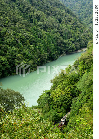 天竜川の峡谷を走る飯田線の列車 132332080