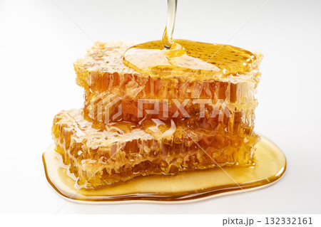 白背景にはちみつが注がれる巣蜜 132332161