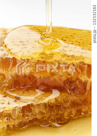 はちみつが注がれる巣蜜 132332162