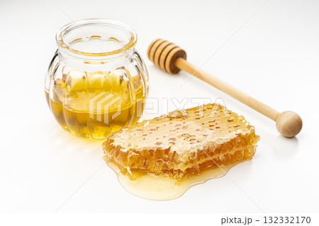 コムハニーとはちみつの瓶とハニーディッパー 132332170