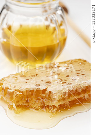 コムハニーとはちみつの瓶とハニーディッパーのクローズアップ コムハニーとはちみつの瓶とハニーディッパーのクローズアップ 132332171