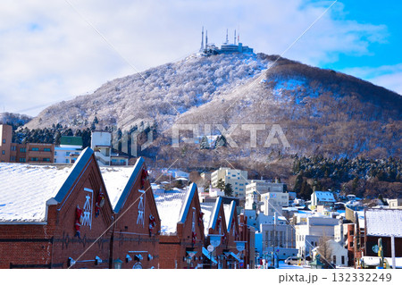 冬　函館　赤レンガ倉庫群　函館山 132332249