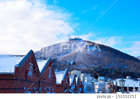 冬　函館　赤レンガ倉庫群　函館山 132332251