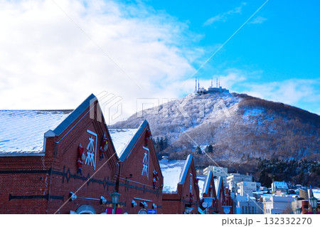 冬 函館 赤レンガ倉庫群 函館山 冬 函館 赤レンガ倉庫群 函館山 132332270