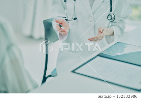 患者に説明する医師 132332986