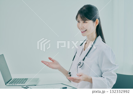 診察をする女性医師 診察をする女性医師 132332992