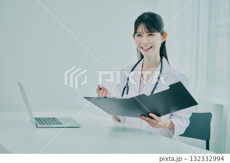 診察をする女性医師 診察をする女性医師 132332994