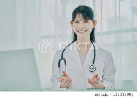 診察をする女性医師 診察をする女性医師 132332999