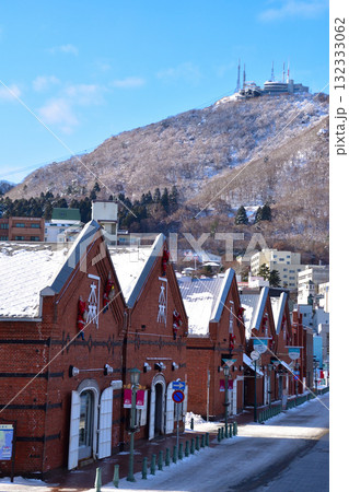 冬　函館　赤レンガ倉庫群　函館山 132333062
