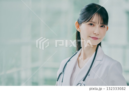 女性医師のポートレート 132333082