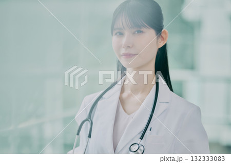 女性医師のポートレート 132333083