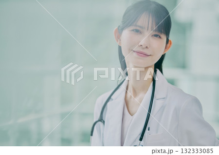 女性医師のポートレート 132333085