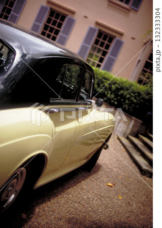 住宅街の駐車場に停めてあるアンティークな高級車 132333304