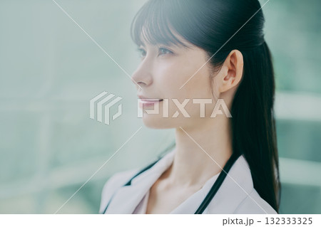 女性医師のポートレート 132333325
