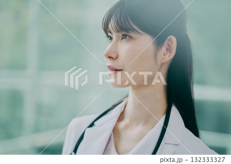 女性医師のポートレート 女性医師のポートレート 132333327