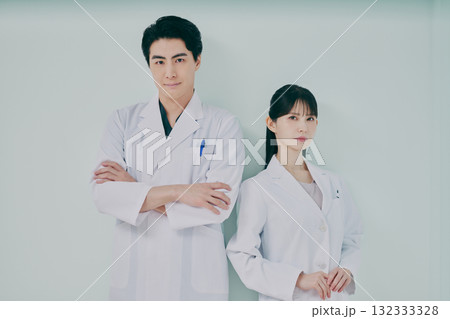 白衣を着た男女 白衣を着た男女 132333328
