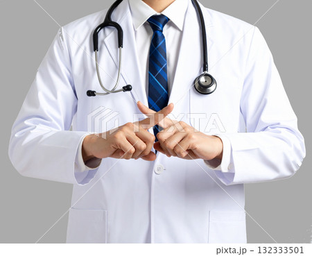 両手の人差し指でバツ印を作る男性医師 132333501