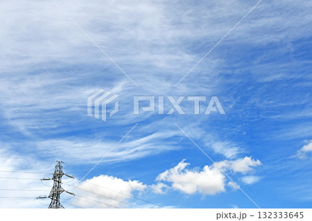 秋空と巻雲と鉄塔のある風景 132333645