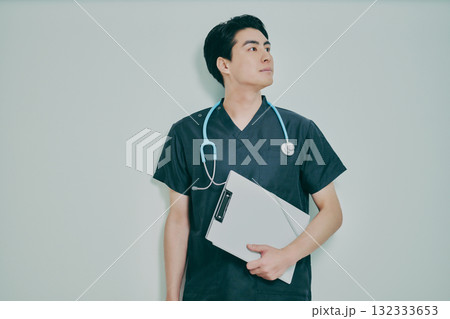 スクラブを着た若い男性 132333653