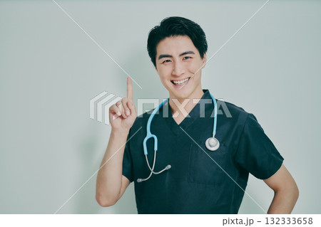 スクラブを着た若い男性 132333658