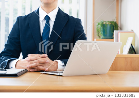 話を聞くスーツ姿の男性の手元 132333685