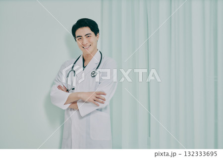 男性医師のポートレート 132333695