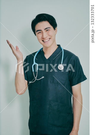 スクラブを着た若い男性 132333701