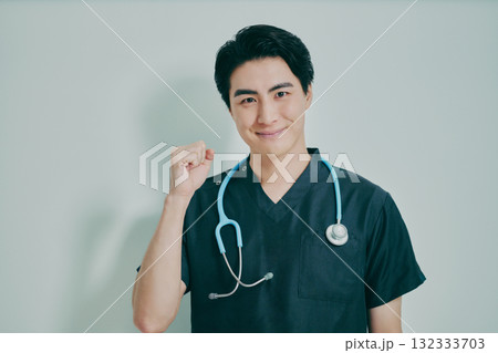 スクラブを着た若い男性 スクラブを着た若い男性 132333703