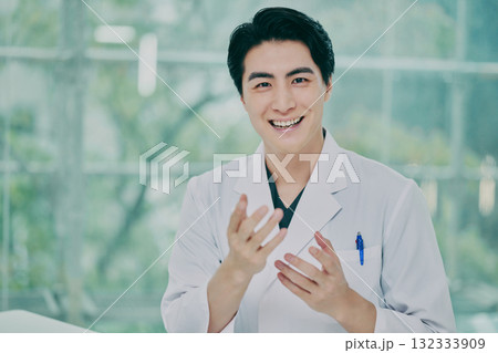 診察をする男性医師 132333909