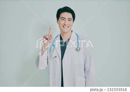 男性医師のポートレート 132333918