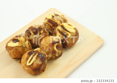 ソースとマヨネーズがかかった美味しいたこ焼き 132334133
