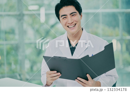 診察をする男性医師 132334178