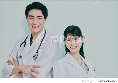 白衣を着た男女 132334335