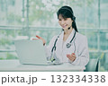 オンライン診察をする女性医師 132334338
