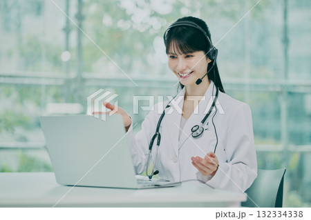 オンライン診察をする女性医師 132334338