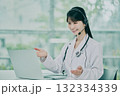 オンライン診察をする女性医師 132334339