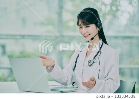 オンライン診察をする女性医師 132334339