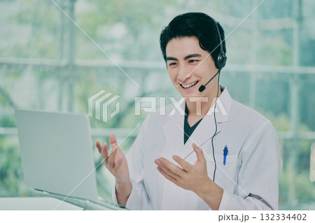 オンライン診察をする男性医師 オンライン診察をする男性医師 132334402