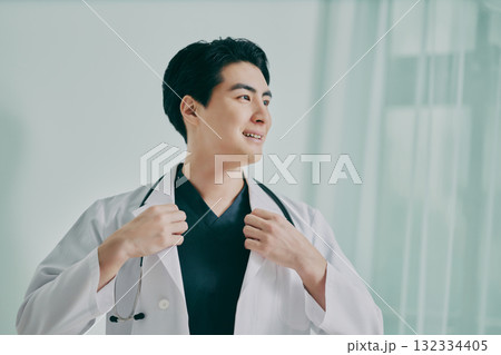 男性医師のポートレート 男性医師のポートレート 132334405