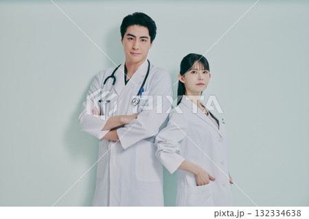 白衣を着た男女 132334638