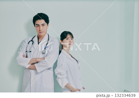 白衣を着た男女 白衣を着た男女 132334639