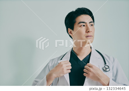 男性医師のポートレート 132334645
