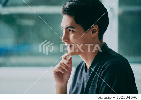 考えるスクラブの男性 132334646