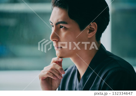 考えるスクラブの男性 132334647