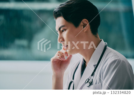若い男性医師の横顔 132334820